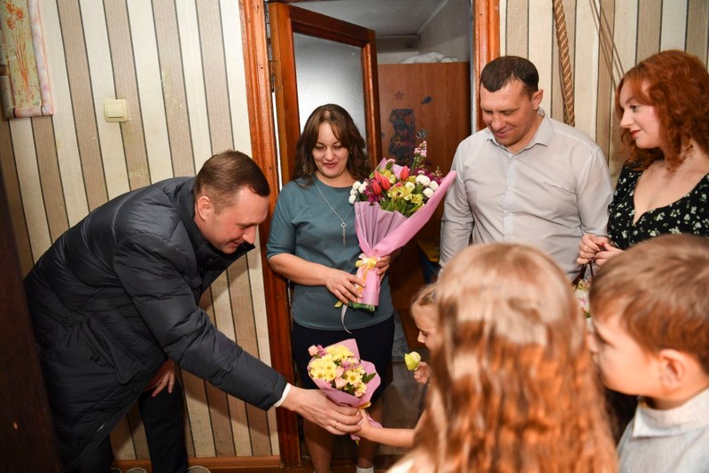 Роман Бусаргин сегодня заехал в гости к многодетной семье Проворновых в Энгельсе.