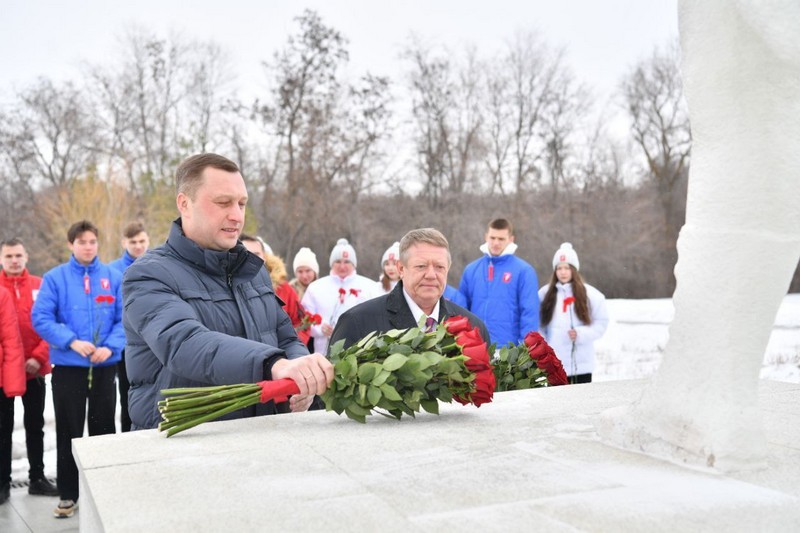 Роман Бусаргин возложил цветы к памятнику Юрию Гагарину в Парке Покорителей космоса.