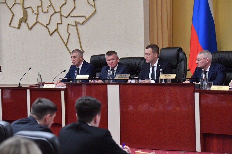Губернатор Роман Бусаргин на заседании Правительства области поставил задачу приступить к ремонту дорог.