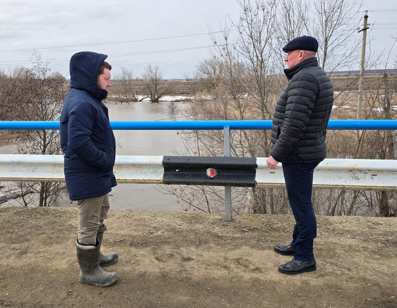 Александр Зотов проверил ситуацию с подъёмом уровня реки Карамыш в﻿ с. Бобровка.