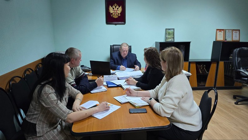 Максим Норов проводит ежедневное утреннее совещание.