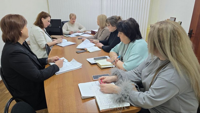 Елена Наумова проводит ежедневное утреннее совещание.