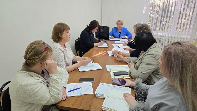 Елена Наумова проводит ежедневное утреннее совещание.