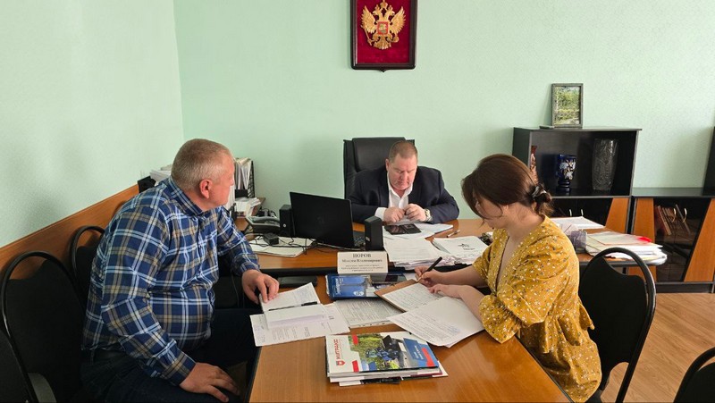 Максим Норов проводит ежедневное утреннее совещание.