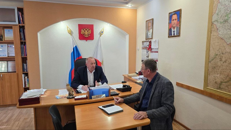 Александр Зотов обсудил ход работ по посевной.