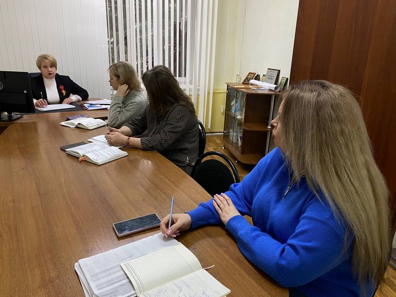 Елена Наумова проводит ежедневное утреннее совещание.