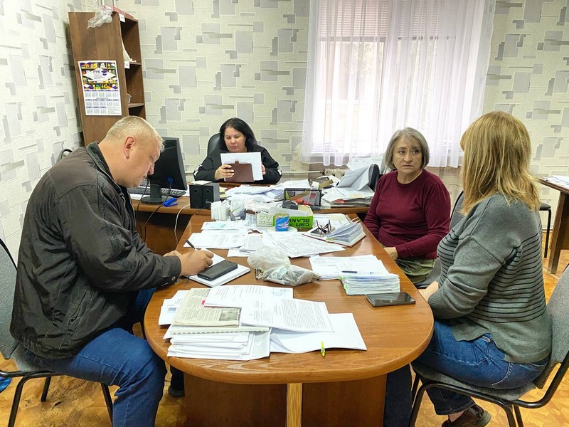Юлия Герт проводит утреннее совещание.