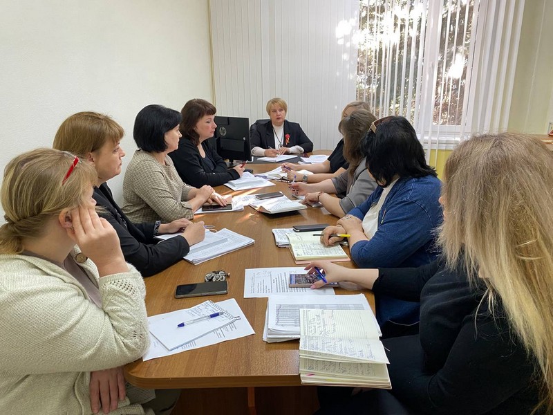 Елена Наумова проводит ежедневное утреннее совещание.