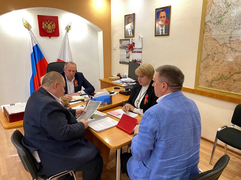 Александр Зотов проводит утреннее совещание с заместителями.
