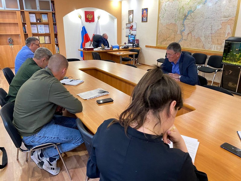 Александр Зотов принимает участие в совещании по оперативным вопросам.