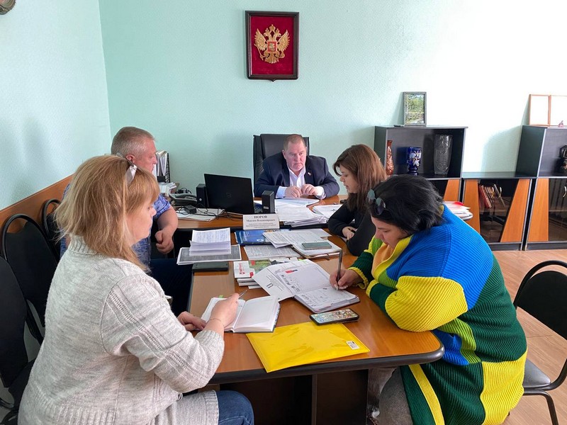 Максим Норов проводит ежедневное утреннее совещание.