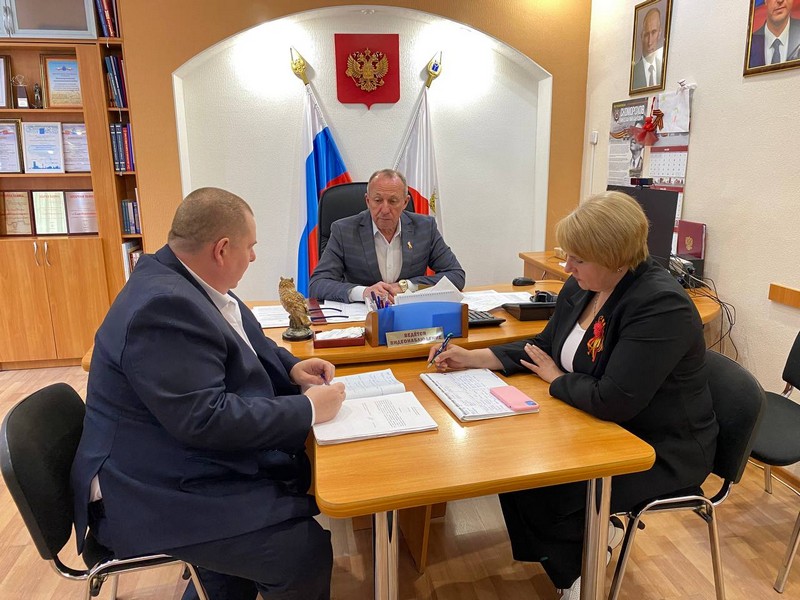 Александр Зотов проводит утреннее совещание с заместителями.