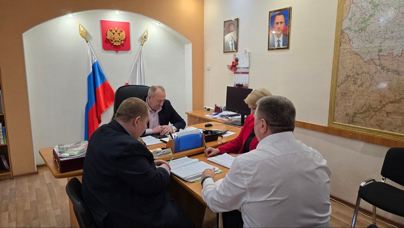 Александр Зотов проводит утреннее совещание с заместителями.