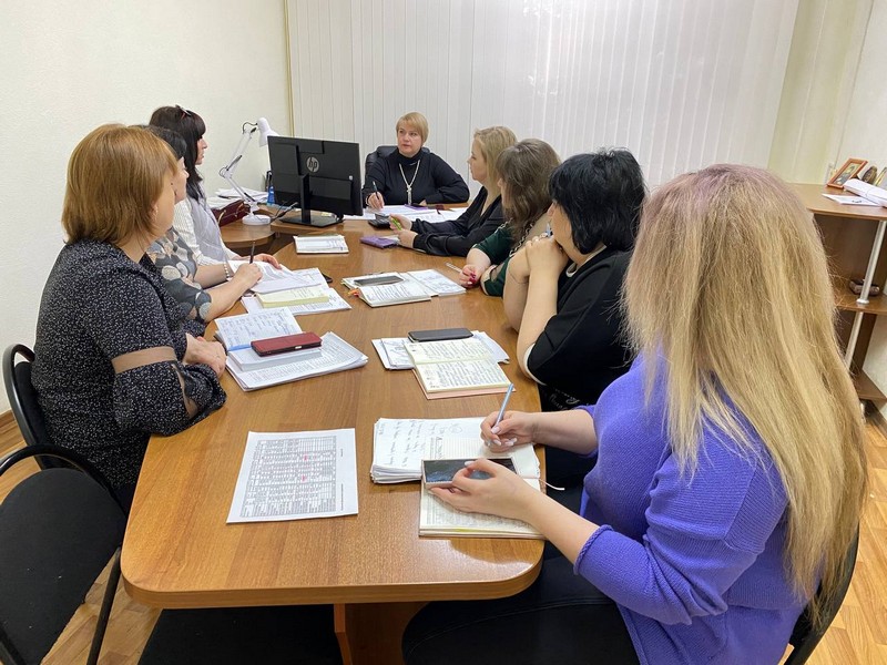 Елена Наумова проводит ежедневное утреннее совещание.