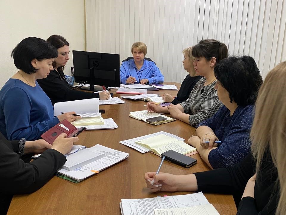 Елена Наумова проводит ежедневное утреннее совещание.