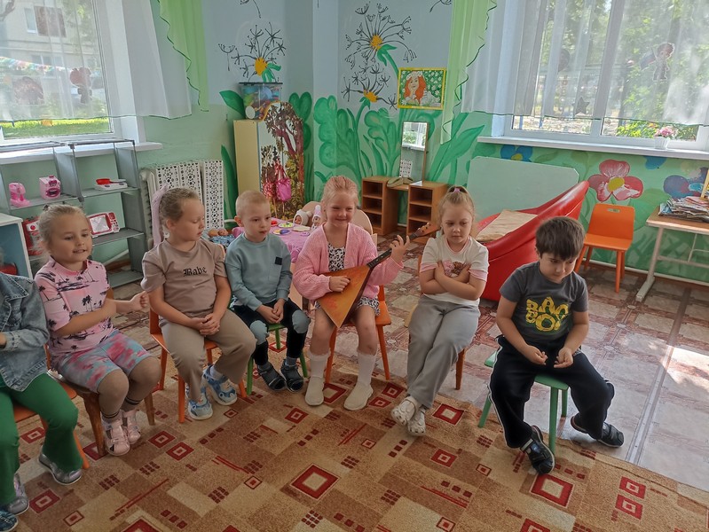 Ребята детского сада № 16 познакомились с балалайкой.