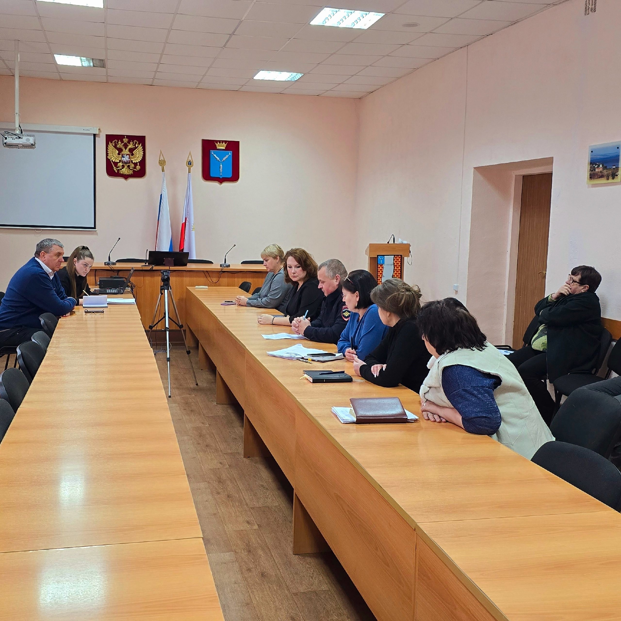Первый заместитель главы администрации Елена Наумова проводит комиссию по профилактике правонарушений.