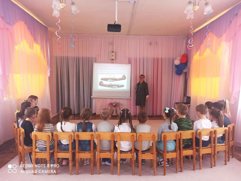 Воспитанники ДОУ 15 познакомились с казаками героями и просмотрели презентацию.