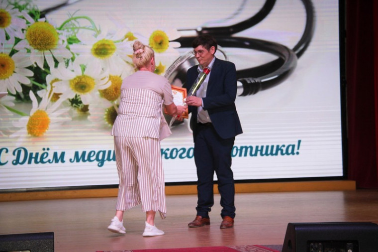 Награждение лучших работников медицины заместителем главы районной больницы Владиславом Сердюковым. Награждение лучших работников медицины заместителем главы районной больницы Владиславом Сердюковым.