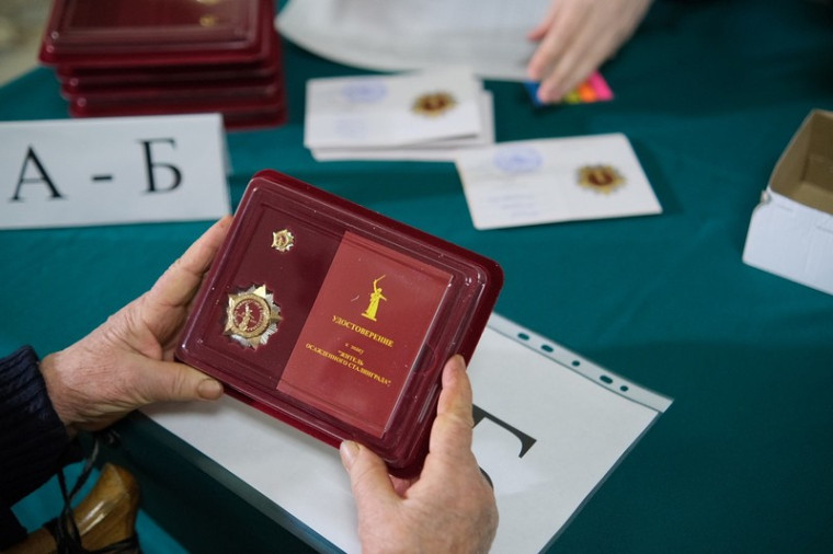 Награжденные знаком «Житель осажденного Сталинграда» получили право на вторую пенсию и ежемесячную денежную выплату. Награжденные знаком «Житель осажденного Сталинграда» получили право на вторую пенсию и ежемесячную денежную выплату.