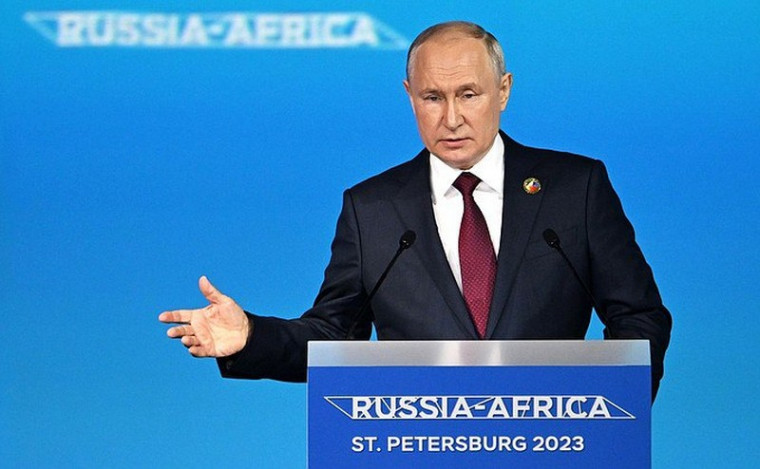 Владимир Путин предложил готовить как можно больше квалифицированных кадров для стран Африки. Владимир Путин предложил готовить как можно больше квалифицированных кадров для стран Африки.