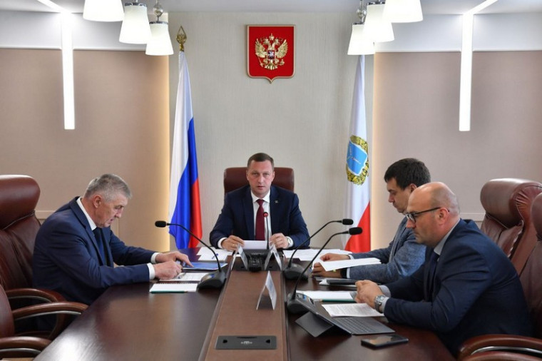 Исполнение региональной программы по формированию комфортной городской среды стало темой совещания, которое провёл губернатор Роман Бусаргин. Исполнение региональной программы по формированию комфортной городской среды стало темой совещания, которое провёл губернатор Роман Бусаргин.