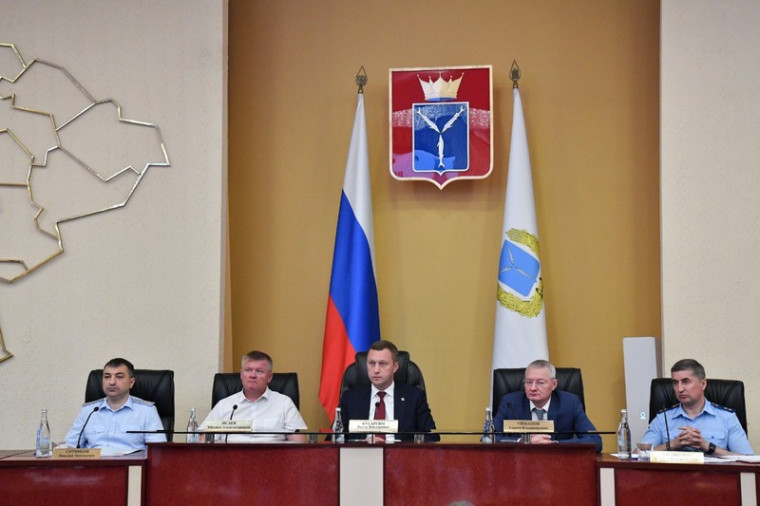 Роман Бусаргин: в райцентрах отремонтируют порядка 60 километров тротуаров в этом году. Роман Бусаргин: в райцентрах отремонтируют порядка 60 километров тротуаров в этом году.