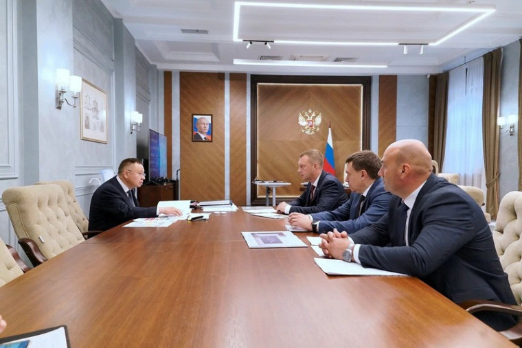 Роман Бусаргин сегодня в Москве встретился с Министром строительства и ЖКХ РФ Иреком Файзуллиным. Роман Бусаргин сегодня в Москве встретился с Министром строительства и ЖКХ РФ Иреком Файзуллиным.
