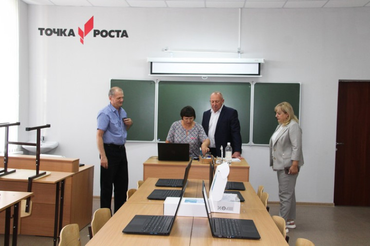 В МБОУ «СОШ №8 г. Красноармейска» открылся центр «Точка Роста». В МБОУ «СОШ №8 г. Красноармейска» открылся центр «Точка Роста».