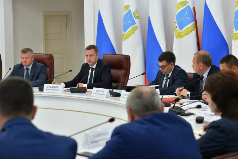 Губернатор Роман Бусаргин провел постоянно действующее совещание с зампредами и министрами Правительства области. Губернатор Роман Бусаргин провел постоянно действующее совещание с зампредами и министрами Правительства области.