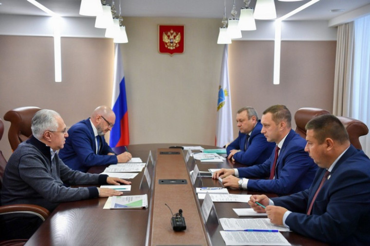 Губернатор Роман Бусаргин встретился с председателем Российского экологического общества Рашидом Исмаиловым. Губернатор Роман Бусаргин встретился с председателем Российского экологического общества Рашидом Исмаиловым.