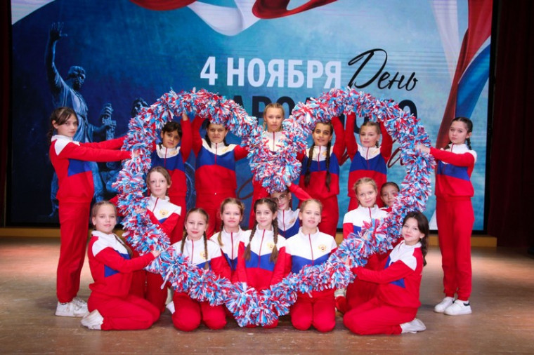 России дружная семья. России дружная семья.