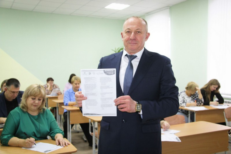 Глава района Александр Зотов принял участие в «Большом этнографическом диктанте-2023». Глава района Александр Зотов принял участие в «Большом этнографическом диктанте-2023».