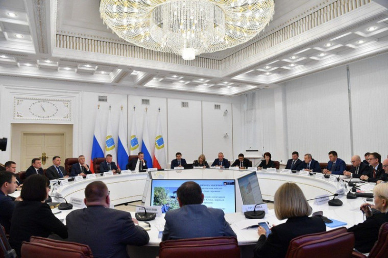 Губернатор Роман Бусаргин провел постоянно действующее совещание с зампредами и министрами. Губернатор Роман Бусаргин провел постоянно действующее совещание с зампредами и министрами.