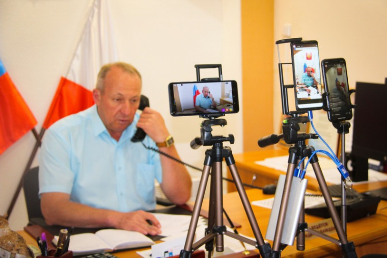 Глава района Александр Зотов провёл очередную Прямую линию. Глава района Александр Зотов провёл очередную Прямую линию.