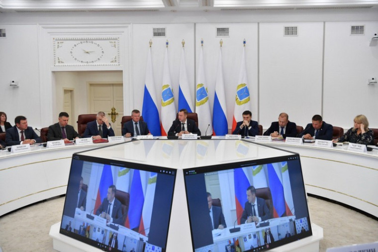 Губернатор Роман Бусаргин провел постоянно действующее совещание с зампредами и министрами, а также главами районов области. Губернатор Роман Бусаргин провел постоянно действующее совещание с зампредами и министрами, а также главами районов области.