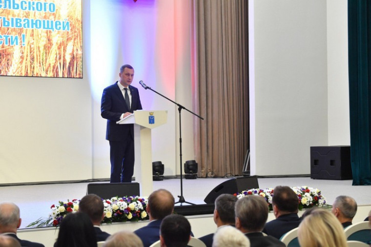 Роман Бусаргин поблагодарил тружеников отрасли за лучшие показатели в ПФО по сбору урожая. Роман Бусаргин поблагодарил тружеников отрасли за лучшие показатели в ПФО по сбору урожая.
