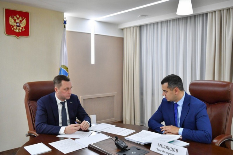 Губернатор Роман Бусаргин провел рабочую встречу с руководителем Межрегионального управления Росприроднадзора по Саратовской и Пензенской областям Олегом Медведевым. Губернатор Роман Бусаргин провел рабочую встречу с руководителем Межрегионального управления Росприроднадзора по Саратовской и Пензенской областям Олегом Медведевым.