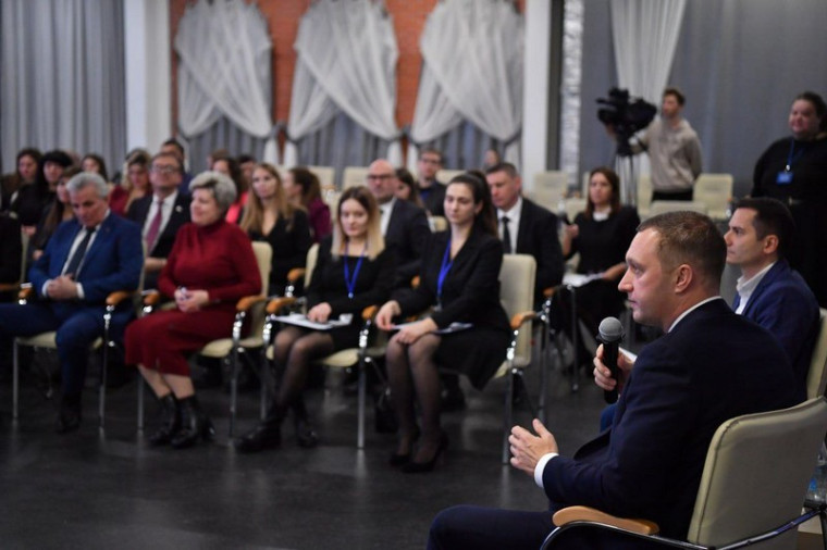 Роман Бусаргин вручил дипломы выпускникам Школы молодых управленцев 2023 года. Роман Бусаргин вручил дипломы выпускникам Школы молодых управленцев 2023 года.