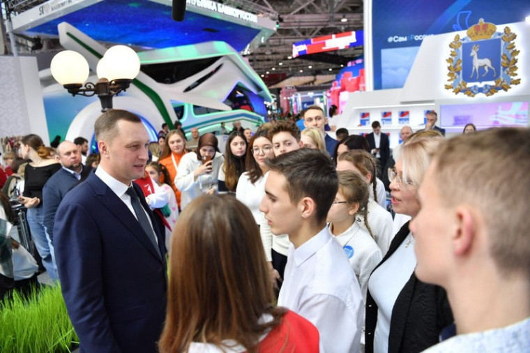 Роман Бусаргин рассказал школьникам о главных достижениях региона и известных личностях, прославивших Саратовскую область. Роман Бусаргин рассказал школьникам о главных достижениях региона и известных личностях, прославивших Саратовскую область.
