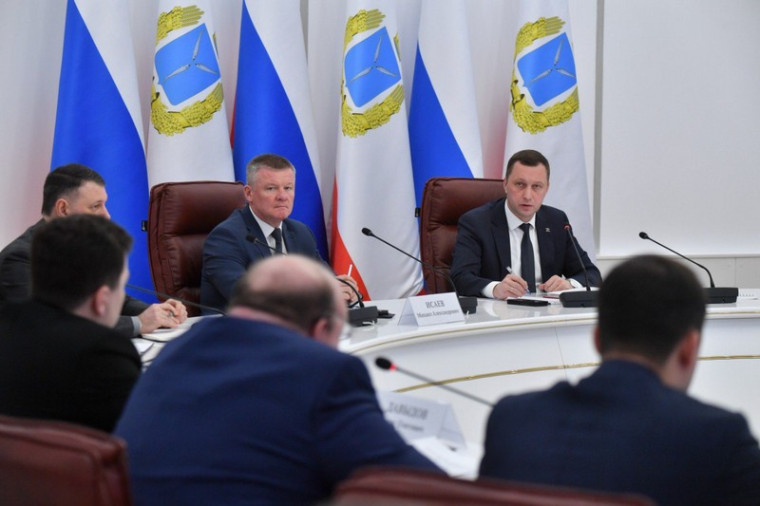 Губернатор Роман Бусаргин провел первое в 2024 году постоянно действующее совещание с зампредами и министрами Правительства. Губернатор Роман Бусаргин провел первое в 2024 году постоянно действующее совещание с зампредами и министрами Правительства.