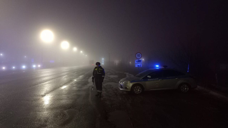 Госавтоинспекция Саратовской области обратилась к участникам дорожного движения в связи с надвигающимся туманом. Госавтоинспекция Саратовской области обратилась к участникам дорожного движения в связи с надвигающимся туманом.