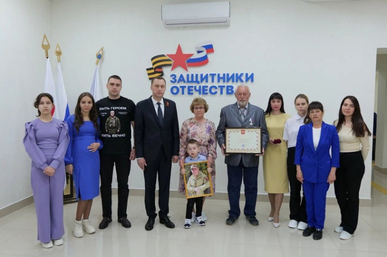 Роман Бусаргин в преддверии Дня Победы встретился с родственниками саратовского участника СВО Сергея Назарова. Роман Бусаргин в преддверии Дня Победы встретился с родственниками саратовского участника СВО Сергея Назарова.
