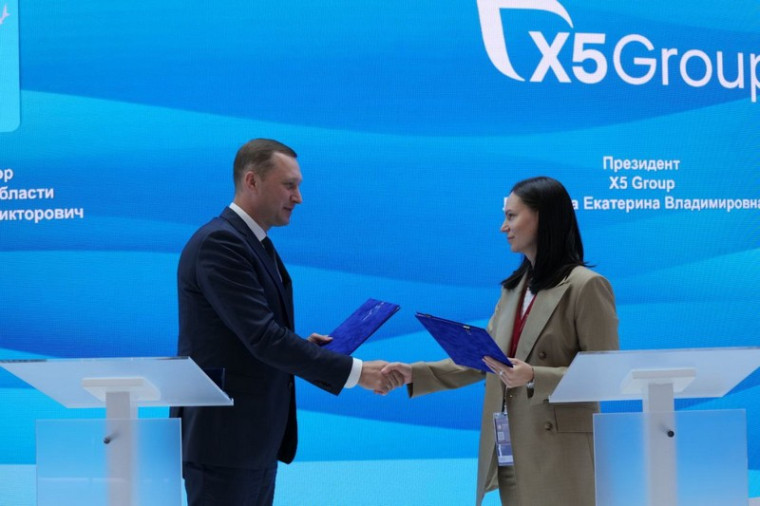 Губернатор Роман Бусаргин и президент X5 Group Екатерина Лобачева подписали соглашение о строительстве распределительного центра торговой сети «Чижик». Губернатор Роман Бусаргин и президент X5 Group Екатерина Лобачева подписали соглашение о строительстве распределительного центра торговой сети «Чижик».