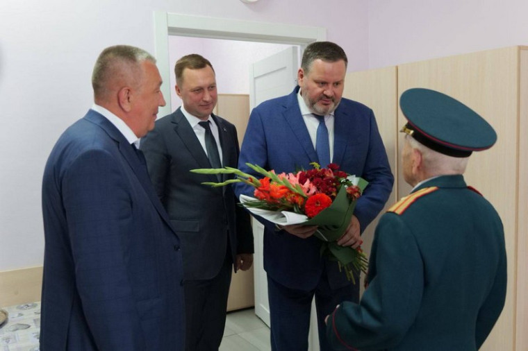 Губернатор Роман Бусаргин вместе с Министром труда и социальной защиты РФ Антоном Котяковым в рамках рабочего визита в Саратовскую область посетил Энгельсский дом-интернат для престарелых и инвалидов. Губернатор Роман Бусаргин вместе с Министром труда и социальной защиты РФ Антоном Котяковым в рамках рабочего визита в Саратовскую область посетил Энгельсский дом-интернат для престарелых и инвалидов.
