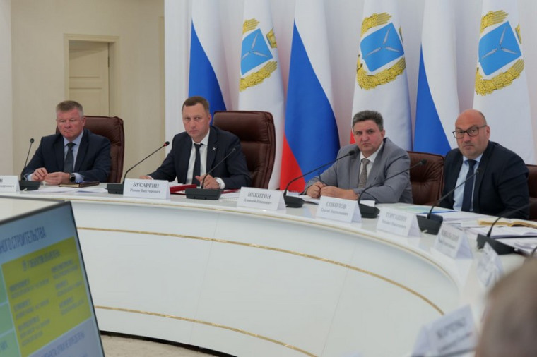 Губернатор Роман Бусаргин провел постоянно действующее совещание с зампредами и министрами, а также главами районов. Губернатор Роман Бусаргин провел постоянно действующее совещание с зампредами и министрами, а также главами районов.