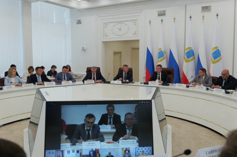 Губернатор Роман Бусаргин провел постоянно действующее совещание с зампредами и министрами Правительства области, а также главами районов. Губернатор Роман Бусаргин провел постоянно действующее совещание с зампредами и министрами Правительства области, а также главами районов.