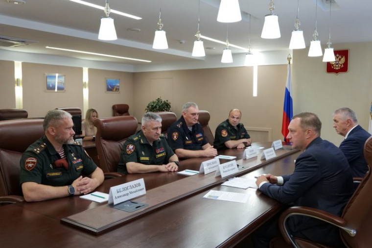 Губернатор Роман Бусаргин 22 июля встретился с новым начальником Саратовского военного ордена Жукова Краснознаменного института войск национальной гвардии РФ Александром Белоглазовым. Губернатор Роман Бусаргин 22 июля встретился с новым начальником Саратовского военного ордена Жукова Краснознаменного института войск национальной гвардии РФ Александром Белоглазовым.