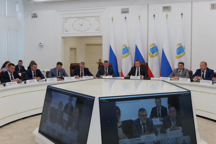 Губернатор Роман Бусаргин провел постоянно действующее совещание с зампредами и министрами правительства области, а также главами районов. Губернатор Роман Бусаргин провел постоянно действующее совещание с зампредами и министрами правительства области, а также главами районов.