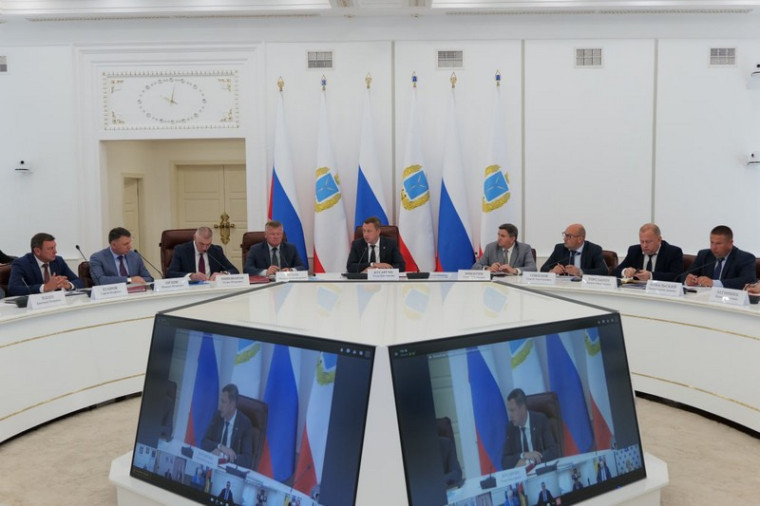 Губернатор Роман Бусаргин провел постоянно действующее совещание с участием зампредов и министров Правительства области, а также глав районов. Губернатор Роман Бусаргин провел постоянно действующее совещание с участием зампредов и министров Правительства области, а также глав районов.